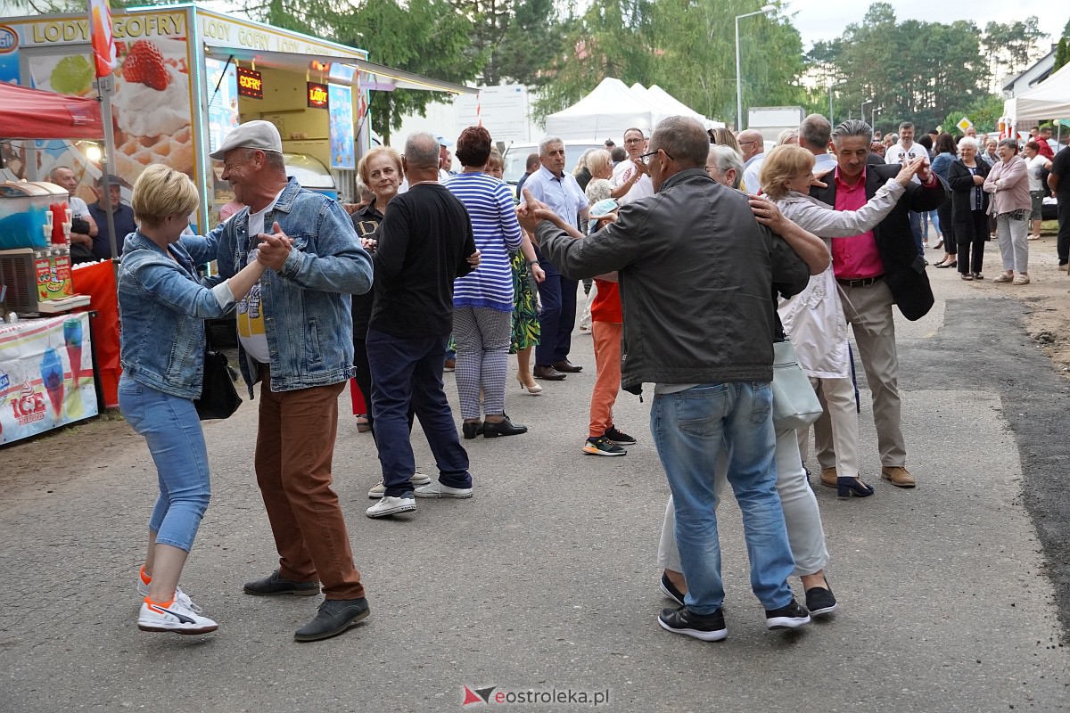 Wesele Kurpiowskie: Uliczna zabawa weselna w rytmach disco w Kadzidle [17.06.2023] - zdjęcie #14 - eOstroleka.pl