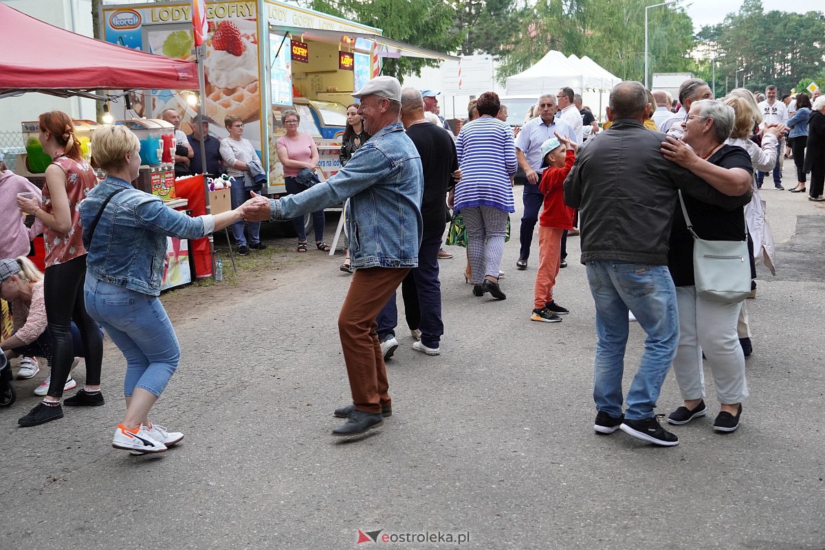 Wesele Kurpiowskie: Uliczna zabawa weselna w rytmach disco w Kadzidle [17.06.2023] - zdjęcie #13 - eOstroleka.pl
