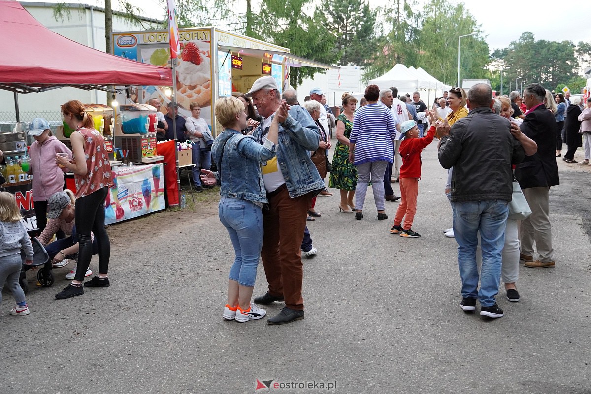 Wesele Kurpiowskie: Uliczna zabawa weselna w rytmach disco w Kadzidle [17.06.2023] - zdjęcie #12 - eOstroleka.pl