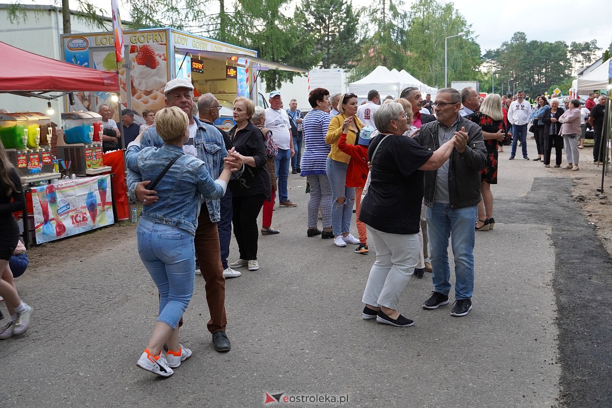 Wesele Kurpiowskie: Uliczna zabawa weselna w rytmach disco w Kadzidle [17.06.2023] - zdjęcie #9 - eOstroleka.pl