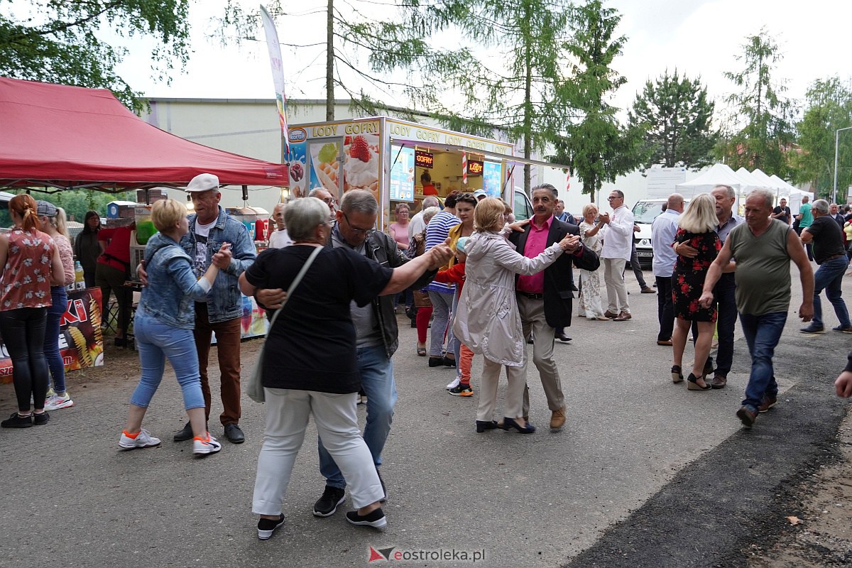 Wesele Kurpiowskie: Uliczna zabawa weselna w rytmach disco w Kadzidle [17.06.2023] - zdjęcie #8 - eOstroleka.pl