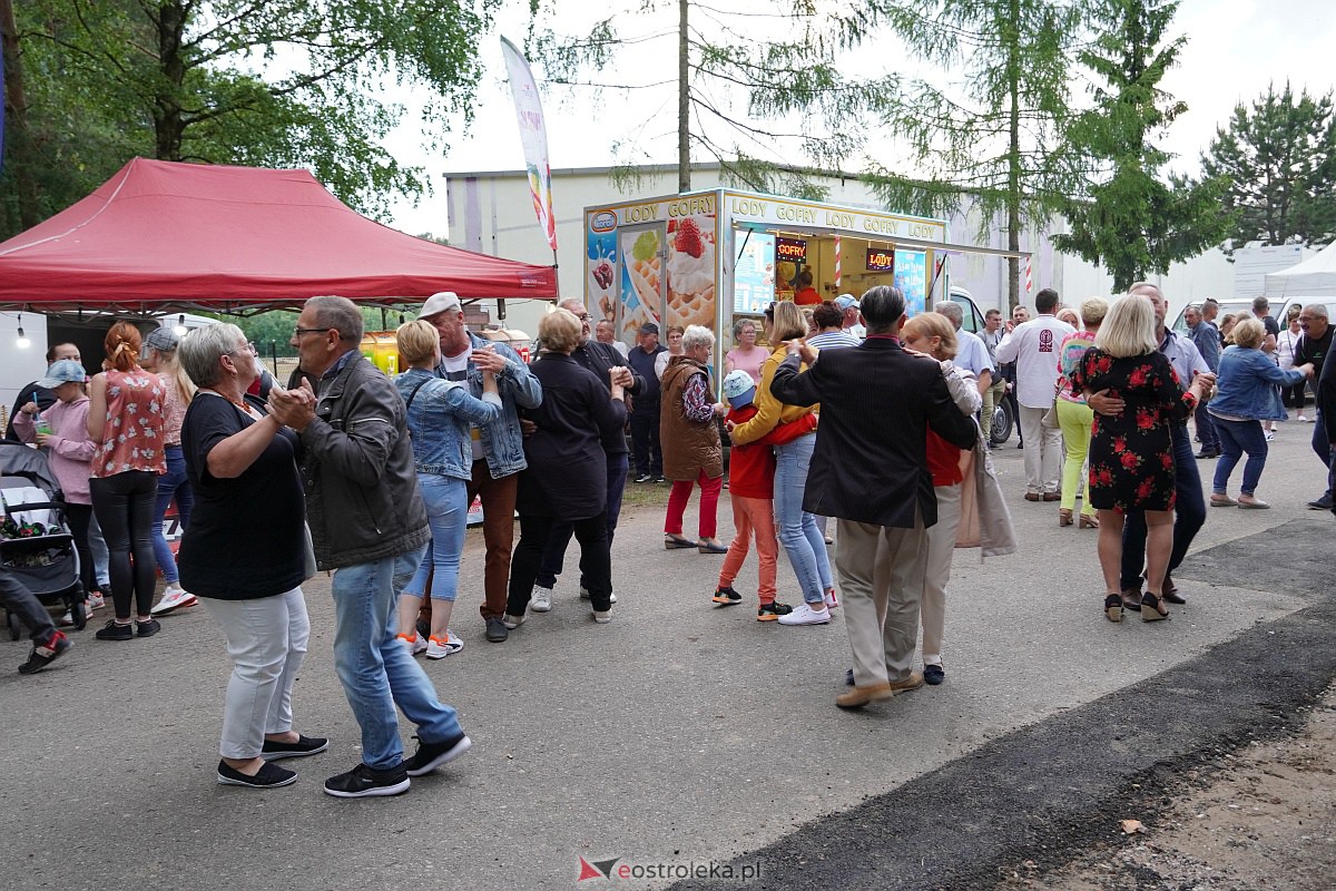 Wesele Kurpiowskie: Uliczna zabawa weselna w rytmach disco w Kadzidle [17.06.2023] - zdjęcie #7 - eOstroleka.pl