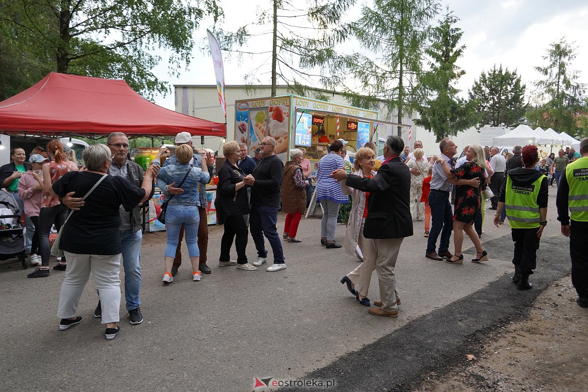 Wesele Kurpiowskie: Uliczna zabawa weselna w rytmach disco w Kadzidle [17.06.2023] - zdjęcie #6 - eOstroleka.pl