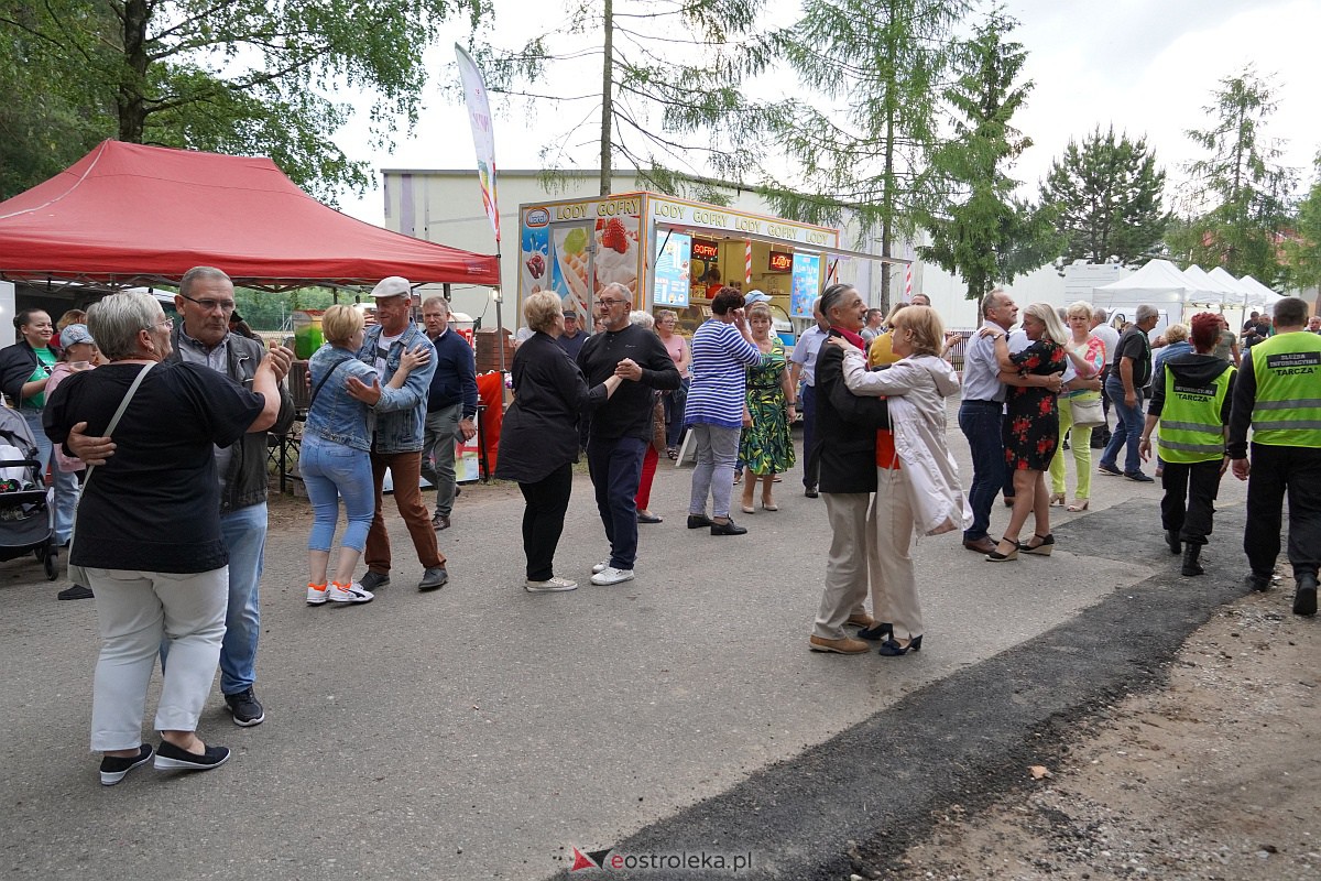 Wesele Kurpiowskie: Uliczna zabawa weselna w rytmach disco w Kadzidle [17.06.2023] - zdjęcie #5 - eOstroleka.pl