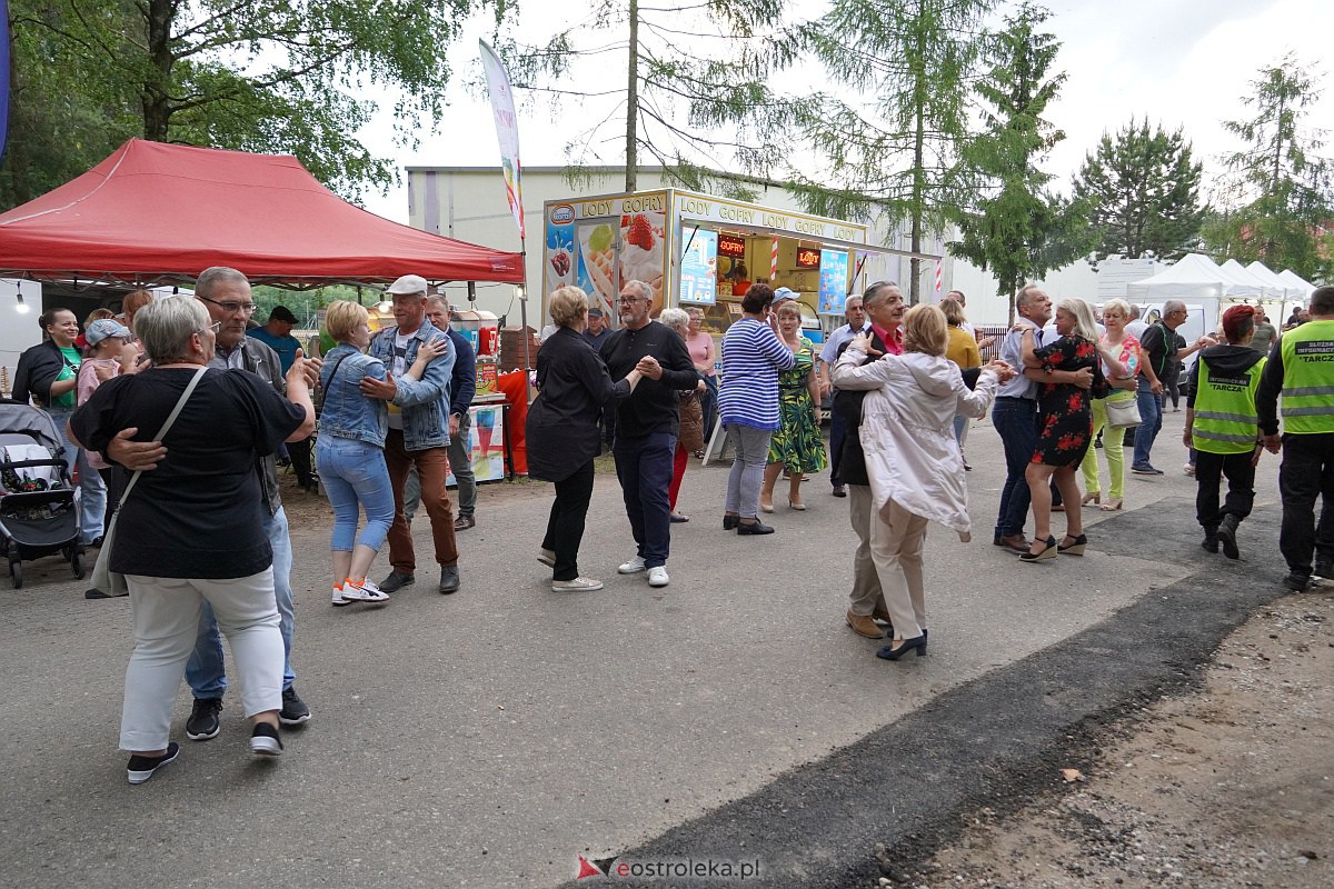 Wesele Kurpiowskie: Uliczna zabawa weselna w rytmach disco w Kadzidle [17.06.2023] - zdjęcie #4 - eOstroleka.pl