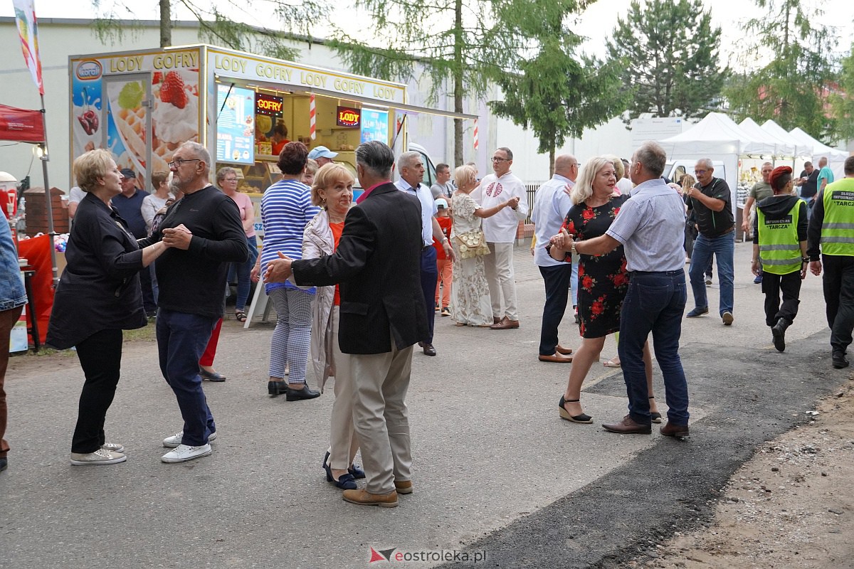 Wesele Kurpiowskie: Uliczna zabawa weselna w rytmach disco w Kadzidle [17.06.2023] - zdjęcie #2 - eOstroleka.pl