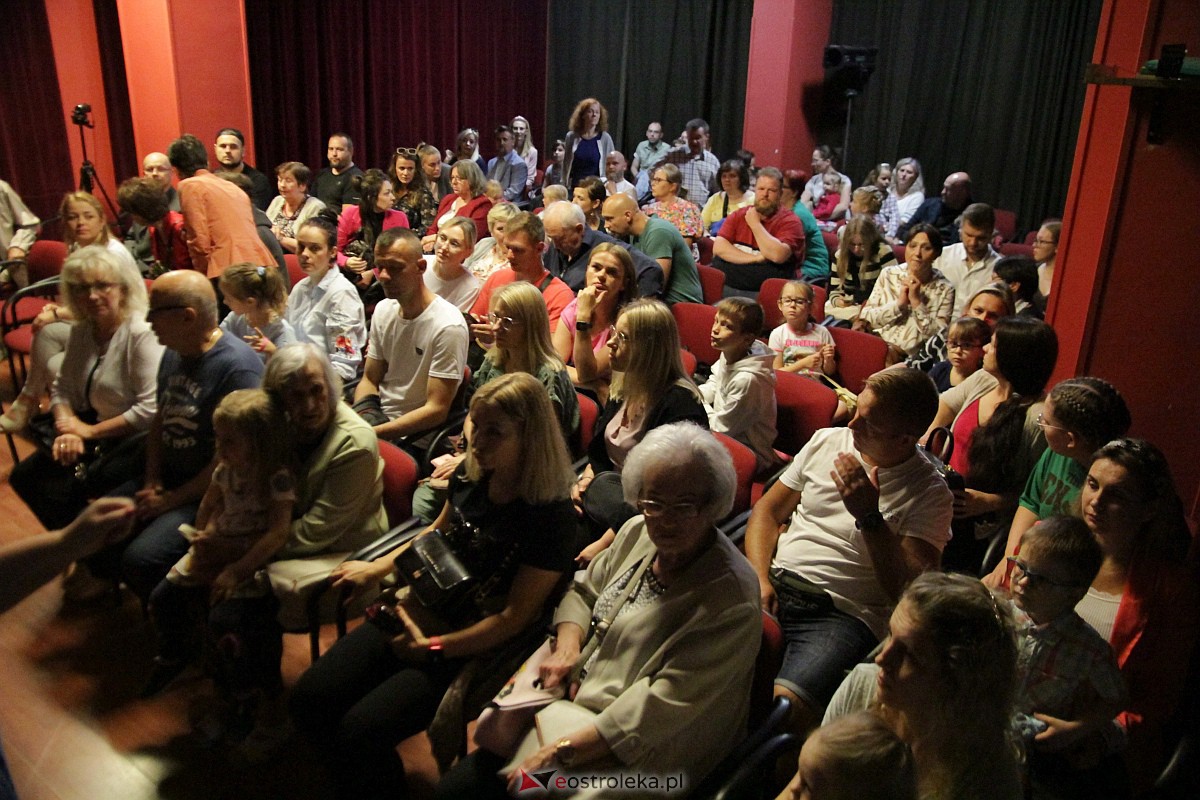 “Niewidzialni” zachwycili publikę humorystycznymi spektaklami z przesłaniem [18.06.2023] - zdjęcie #1 - eOstroleka.pl