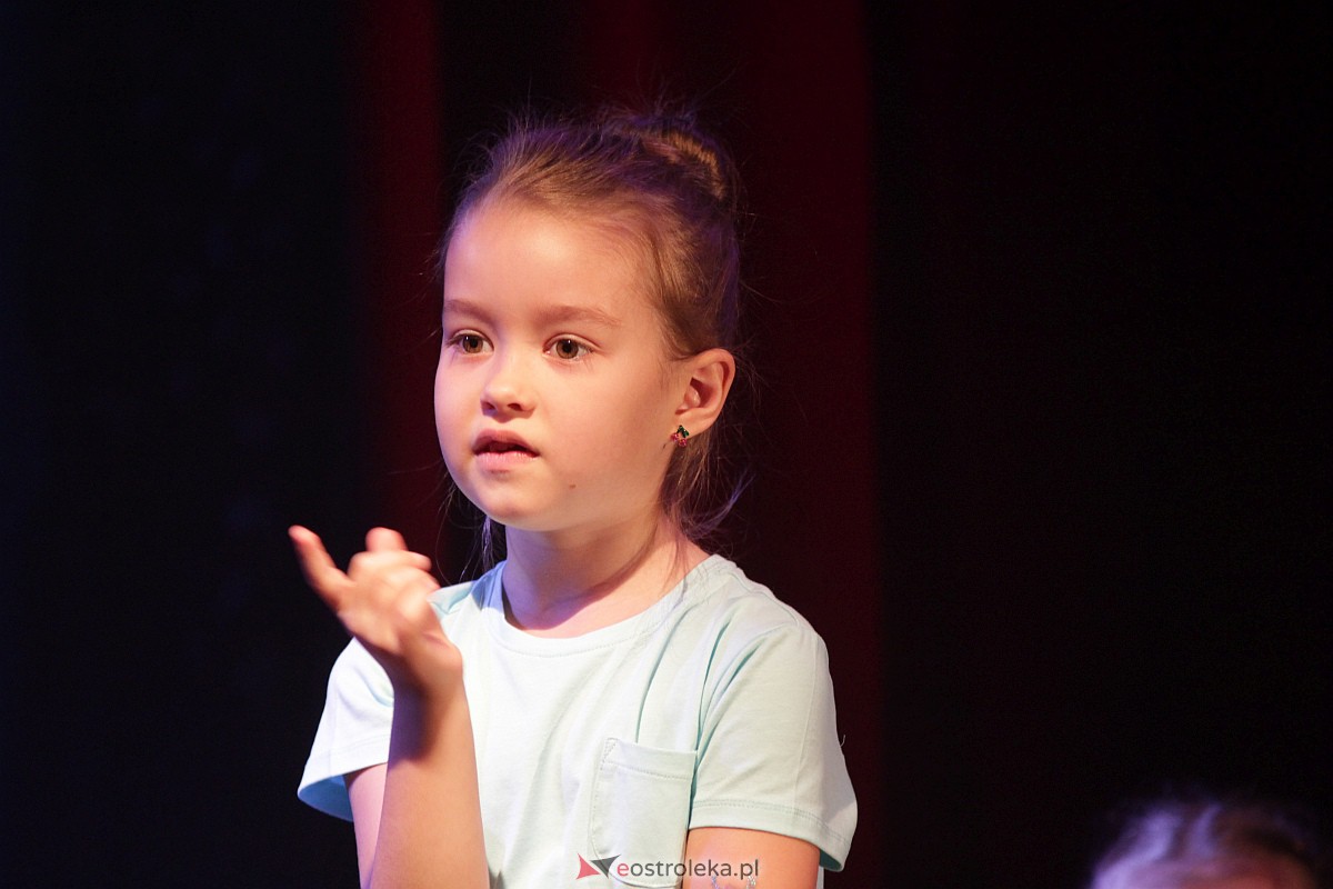 “Niewidzialni” zachwycili publikę humorystycznymi spektaklami z przesłaniem [18.06.2023] - zdjęcie #7 - eOstroleka.pl