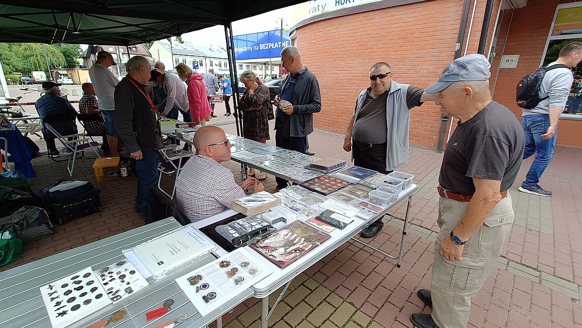Giełda kolekcjonerska na Placu Wolności [18.06.2023] - zdjęcie #1 - eOstroleka.pl