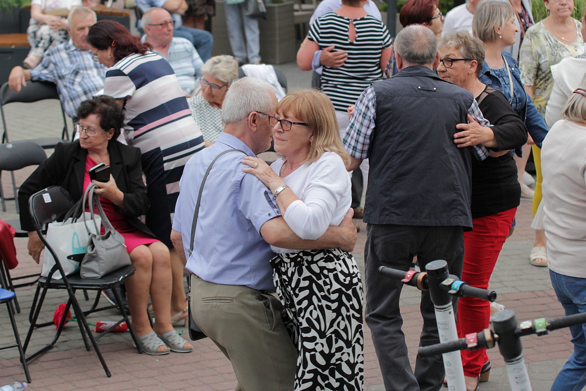 Szał na potańcówce z DJ Wiką w Ostrołęce [18.06.2023] - zdjęcie #43 - eOstroleka.pl