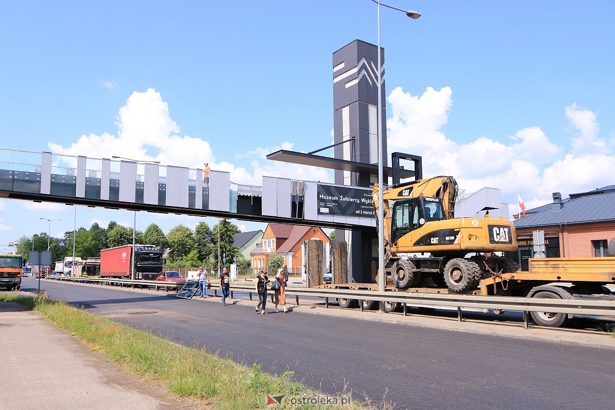 Kładka nad ulicą Traugutta ponownie uszkodzona! Uderzyła w nią ciężarówka wioząca koparkę [19.06.2023] - zdjęcie #22 - eOstroleka.pl