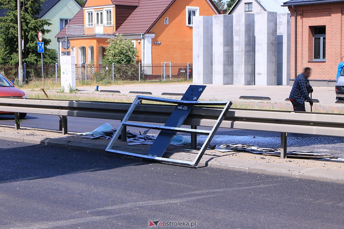 Kładka nad ulicą Traugutta ponownie uszkodzona! Uderzyła w nią ciężarówka wioząca koparkę [19.06.2023] - zdjęcie #20 - eOstroleka.pl