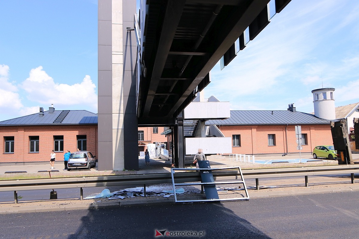 Kładka nad ulicą Traugutta ponownie uszkodzona! Uderzyła w nią ciężarówka wioząca koparkę [19.06.2023] - zdjęcie #9 - eOstroleka.pl