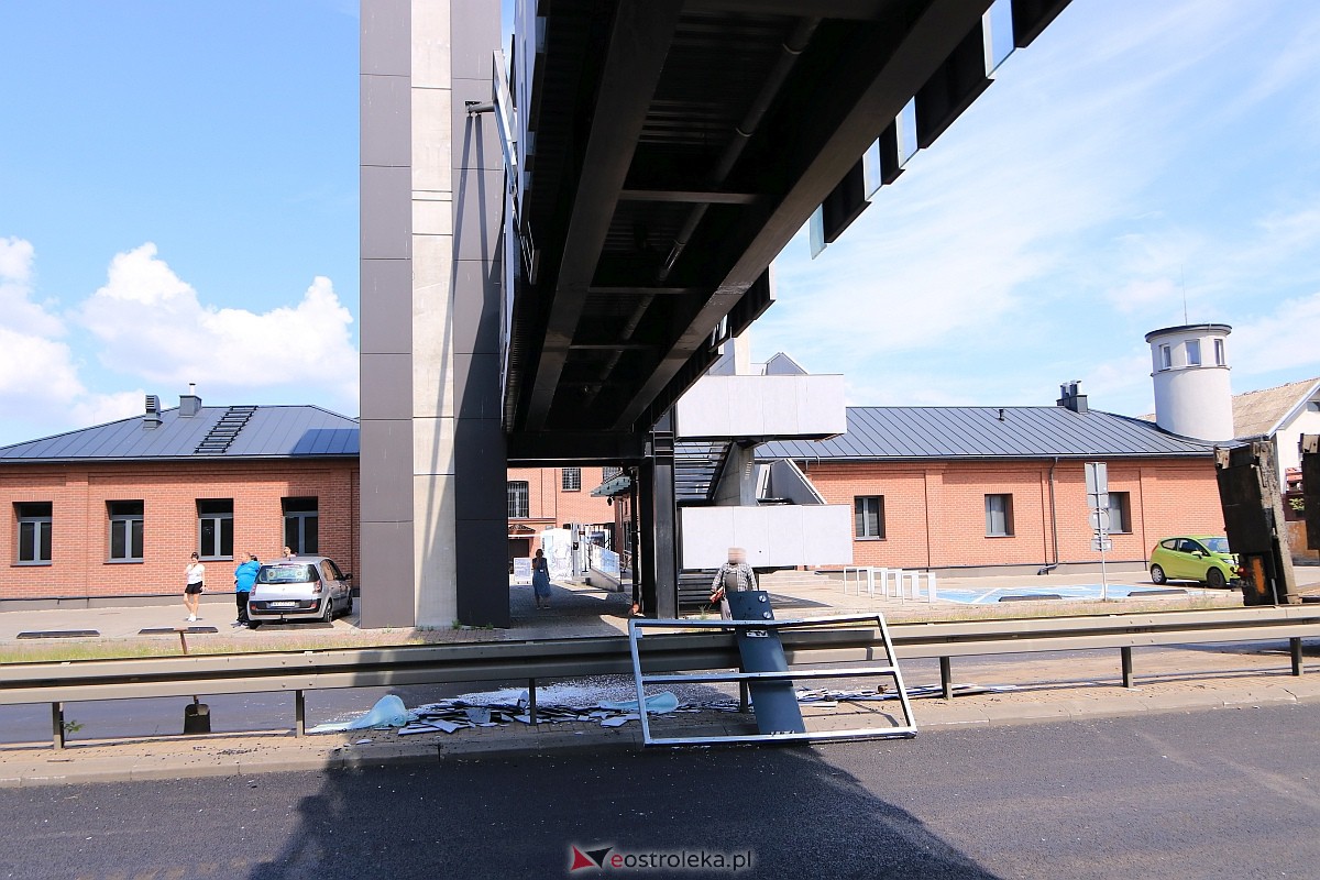 Kładka nad ulicą Traugutta ponownie uszkodzona! Uderzyła w nią ciężarówka wioząca koparkę [19.06.2023] - zdjęcie #18 - eOstroleka.pl