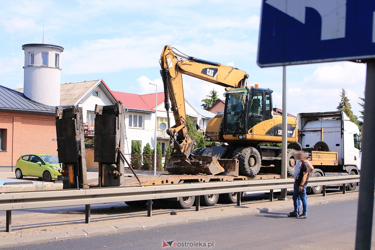 Kładka nad ulicą Traugutta ponownie uszkodzona! Uderzyła w nią ciężarówka wioząca koparkę [19.06.2023] - zdjęcie #10 - eOstroleka.pl