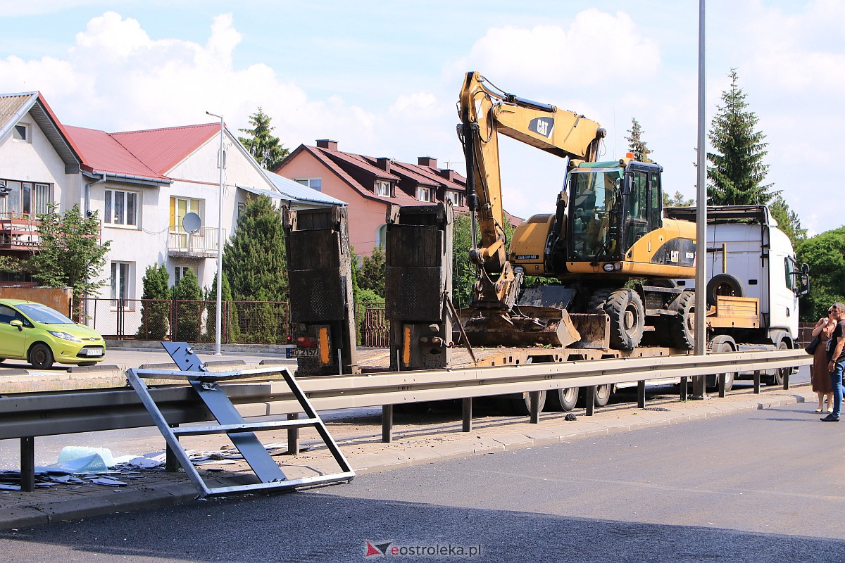 Kładka nad ulicą Traugutta ponownie uszkodzona! Uderzyła w nią ciężarówka wioząca koparkę [19.06.2023] - zdjęcie #12 - eOstroleka.pl