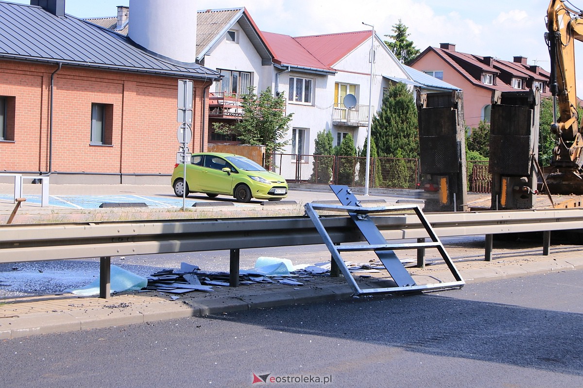 Kładka nad ulicą Traugutta ponownie uszkodzona! Uderzyła w nią ciężarówka wioząca koparkę [19.06.2023] - zdjęcie #13 - eOstroleka.pl