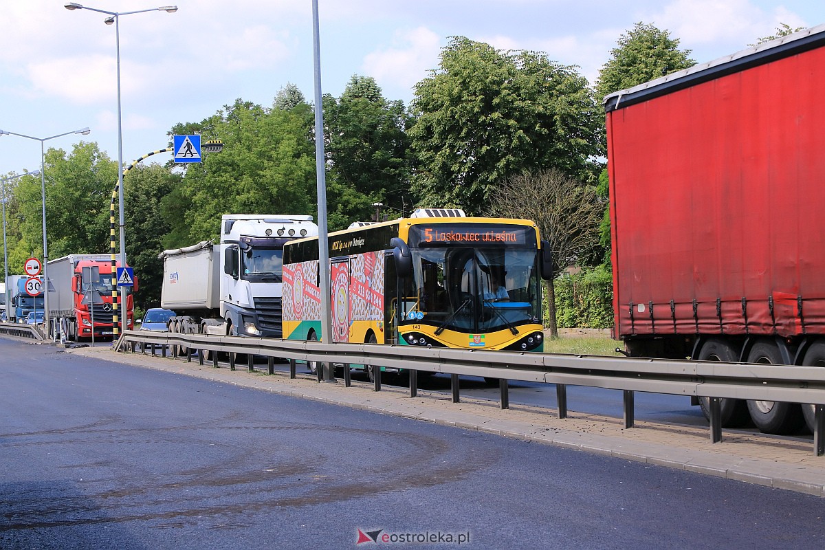 Kładka nad ulicą Traugutta ponownie uszkodzona! Uderzyła w nią ciężarówka wioząca koparkę [19.06.2023] - zdjęcie #13 - eOstroleka.pl