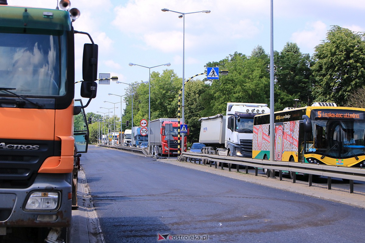 Kładka nad ulicą Traugutta ponownie uszkodzona! Uderzyła w nią ciężarówka wioząca koparkę [19.06.2023] - zdjęcie #16 - eOstroleka.pl
