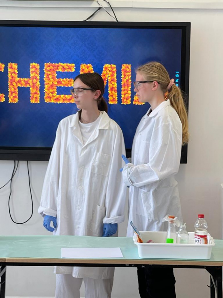 Dzień Nauki i efektowne eksperymenty w “szóstce” [19.06.2023] - zdjęcie #23 - eOstroleka.pl