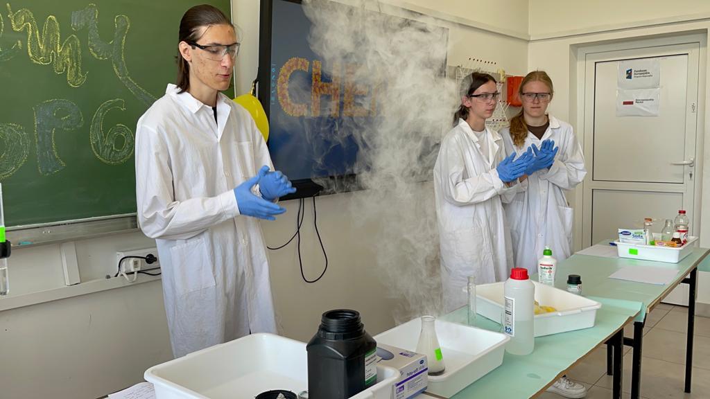 Dzień Nauki i efektowne eksperymenty w “szóstce” [19.06.2023] - zdjęcie #12 - eOstroleka.pl