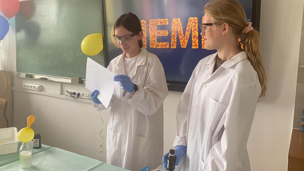 Dzień Nauki i efektowne eksperymenty w “szóstce” [19.06.2023] - zdjęcie #9 - eOstroleka.pl