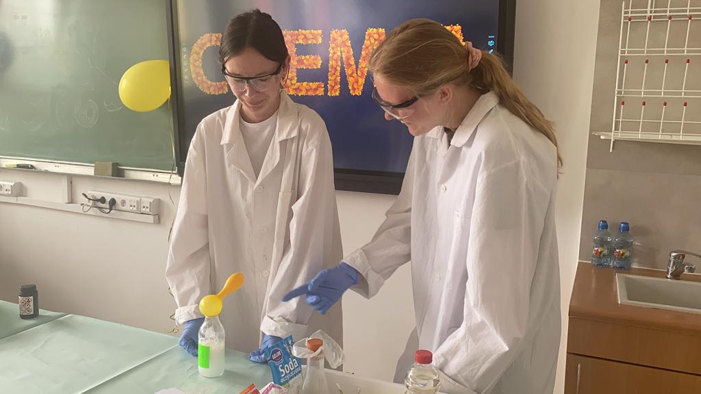 Dzień Nauki i efektowne eksperymenty w “szóstce” [19.06.2023] - zdjęcie #7 - eOstroleka.pl