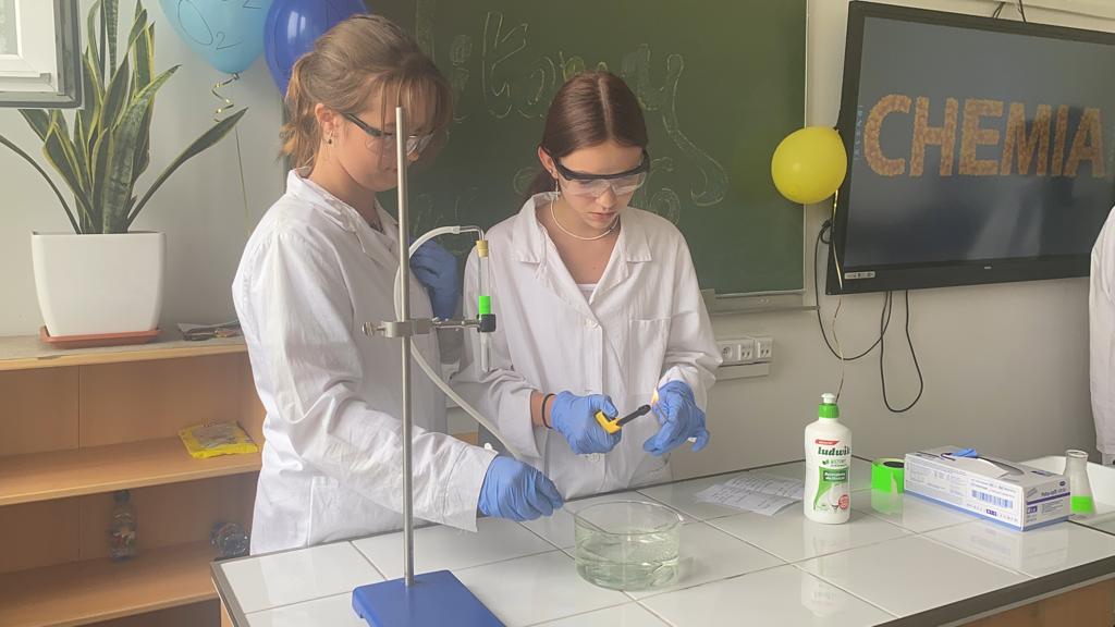 Dzień Nauki i efektowne eksperymenty w “szóstce” [19.06.2023] - zdjęcie #6 - eOstroleka.pl