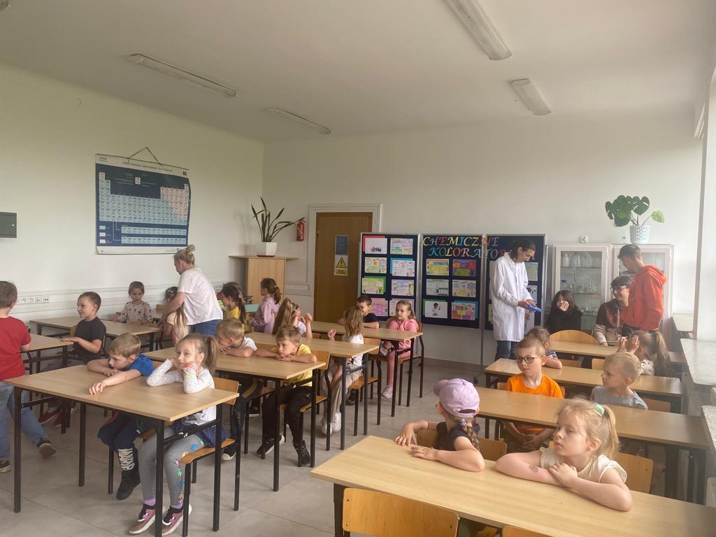 Dzień Nauki i efektowne eksperymenty w “szóstce” [19.06.2023] - zdjęcie #2 - eOstroleka.pl