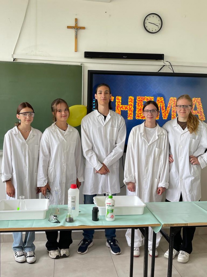 Dzień Nauki i efektowne eksperymenty w “szóstce” [19.06.2023] - zdjęcie #1 - eOstroleka.pl