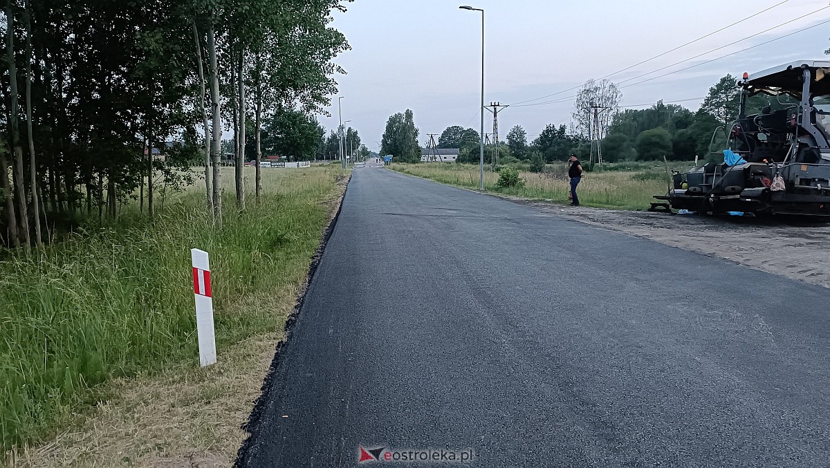 Na Pomianie nowy asfalt. Sprawdzamy postęp prac przy naprawie nawierzchni [20.06.2023] - zdjęcie #12 - eOstroleka.pl