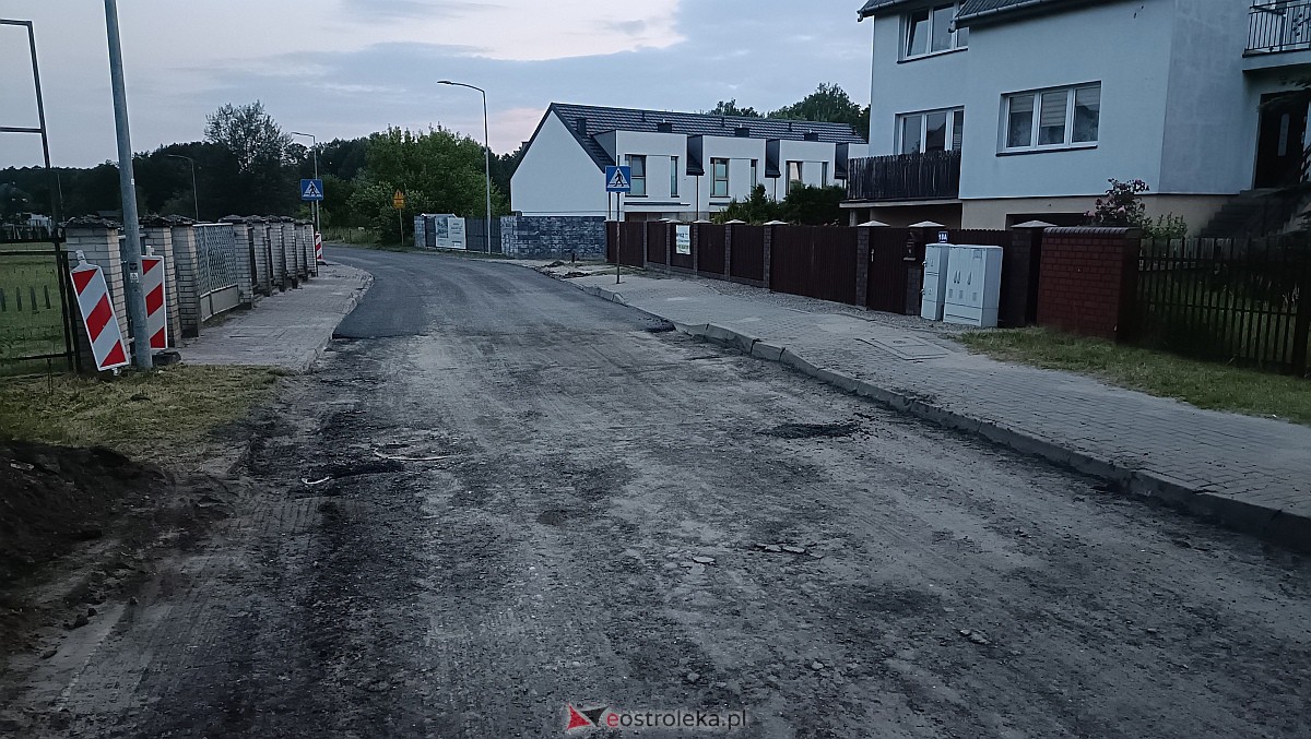 Na Pomianie nowy asfalt. Sprawdzamy postęp prac przy naprawie nawierzchni [20.06.2023] - zdjęcie #8 - eOstroleka.pl
