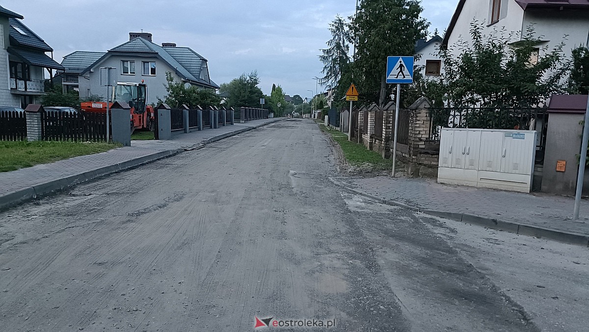 Na Pomianie nowy asfalt. Sprawdzamy postęp prac przy naprawie nawierzchni [20.06.2023] - zdjęcie #2 - eOstroleka.pl