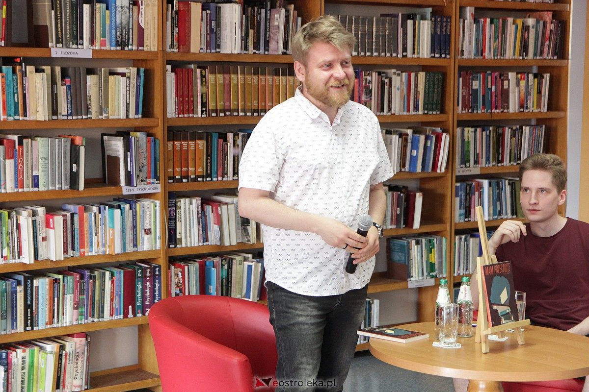 Spotkanie autorskie z Łukaszem Krukowskim w Ostrołęce [23.06.2023] - zdjęcie #18 - eOstroleka.pl