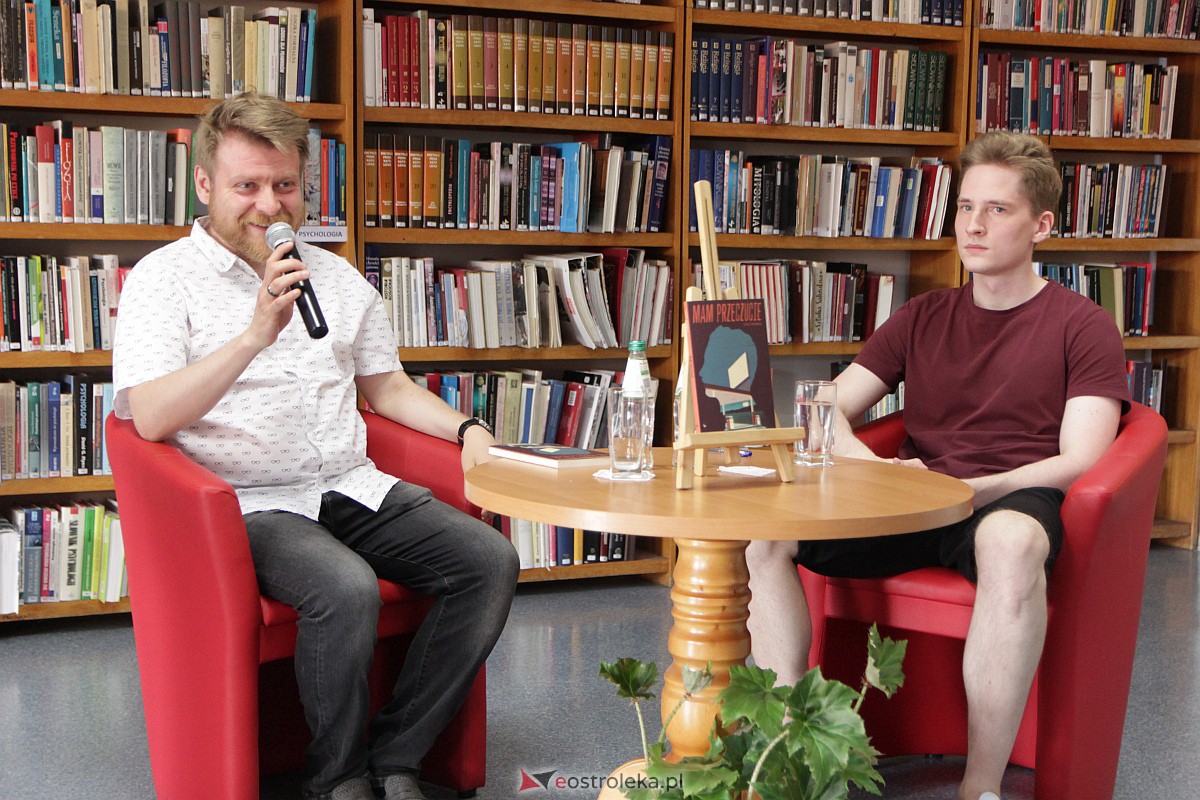 Spotkanie autorskie z Łukaszem Krukowskim w Ostrołęce [23.06.2023] - zdjęcie #16 - eOstroleka.pl