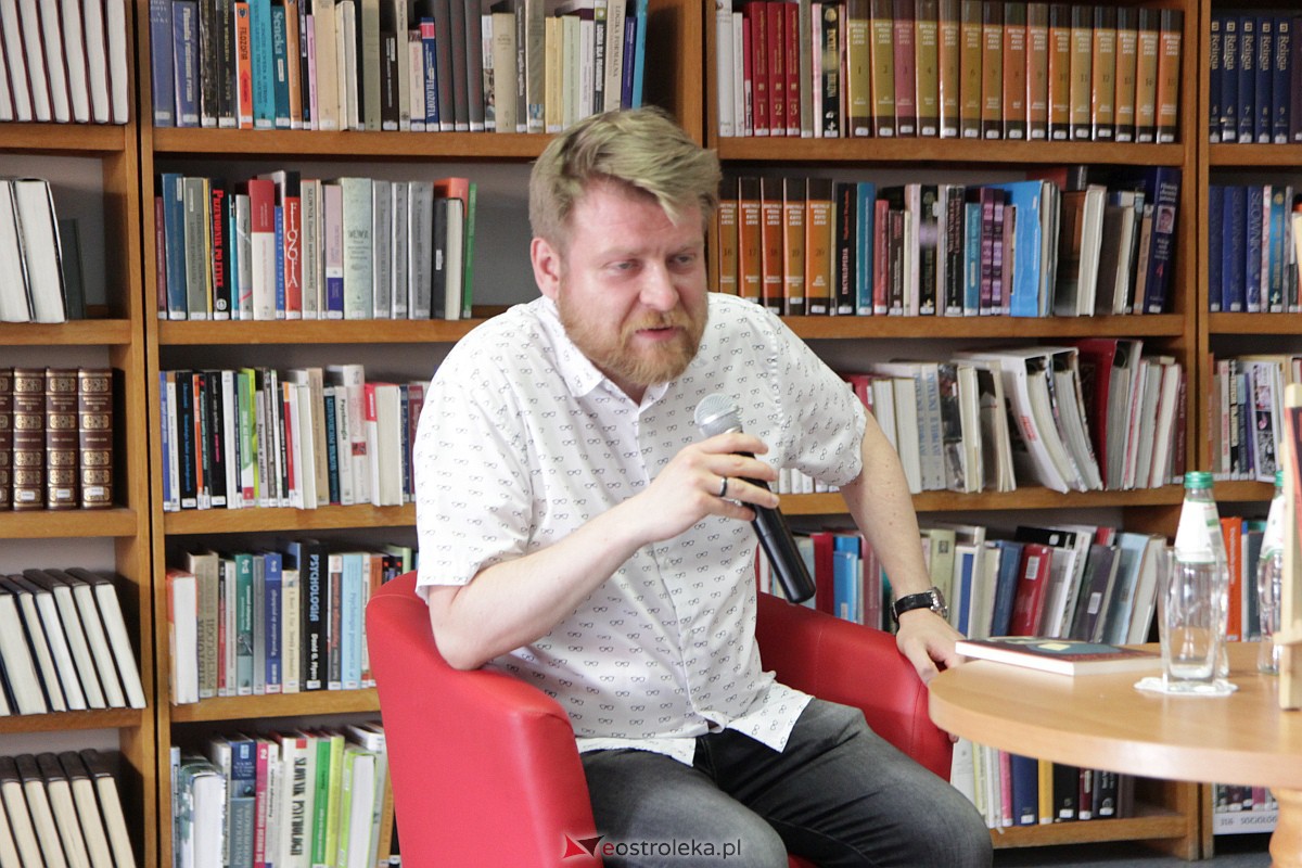 Spotkanie autorskie z Łukaszem Krukowskim w Ostrołęce [23.06.2023] - zdjęcie #15 - eOstroleka.pl