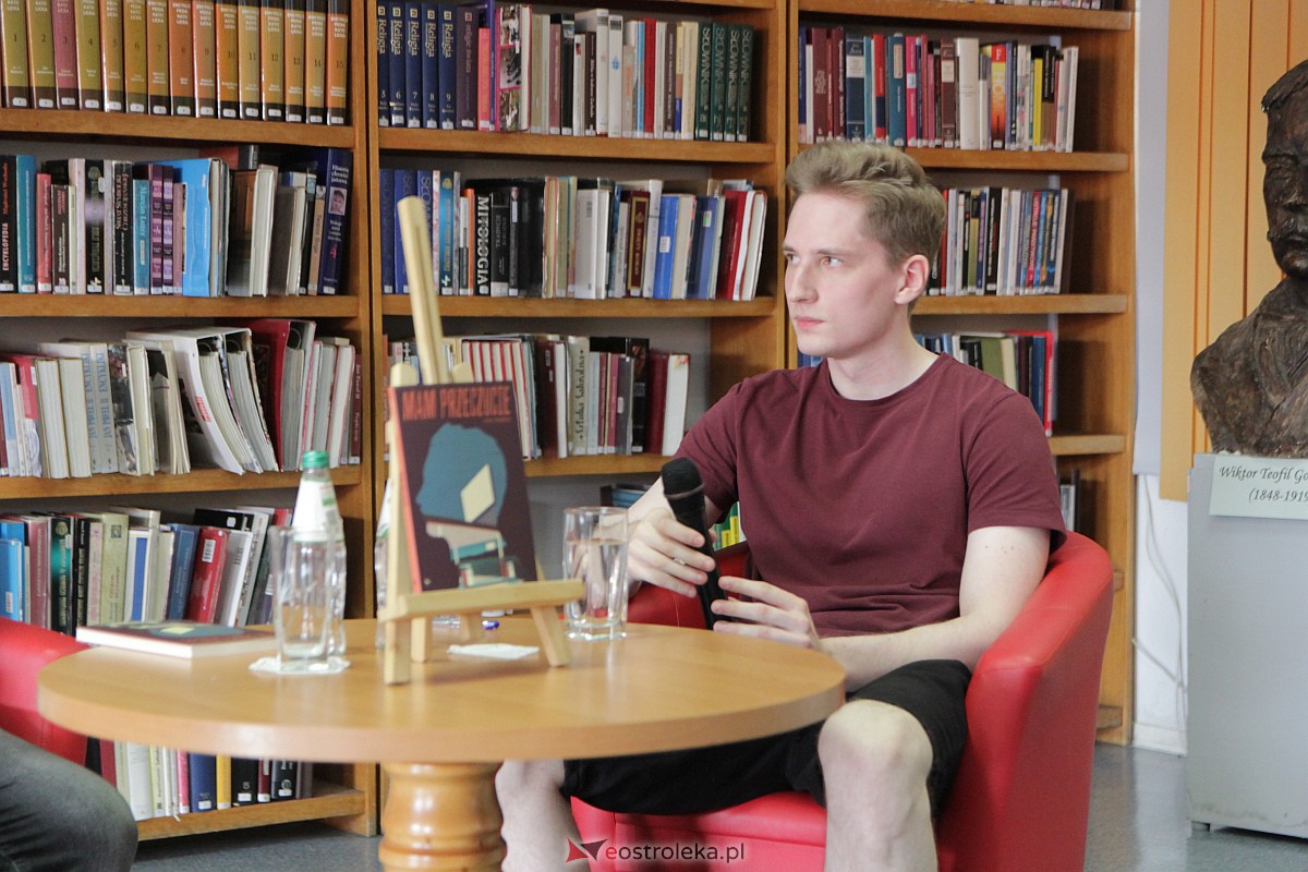 Spotkanie autorskie z Łukaszem Krukowskim w Ostrołęce [23.06.2023] - zdjęcie #14 - eOstroleka.pl