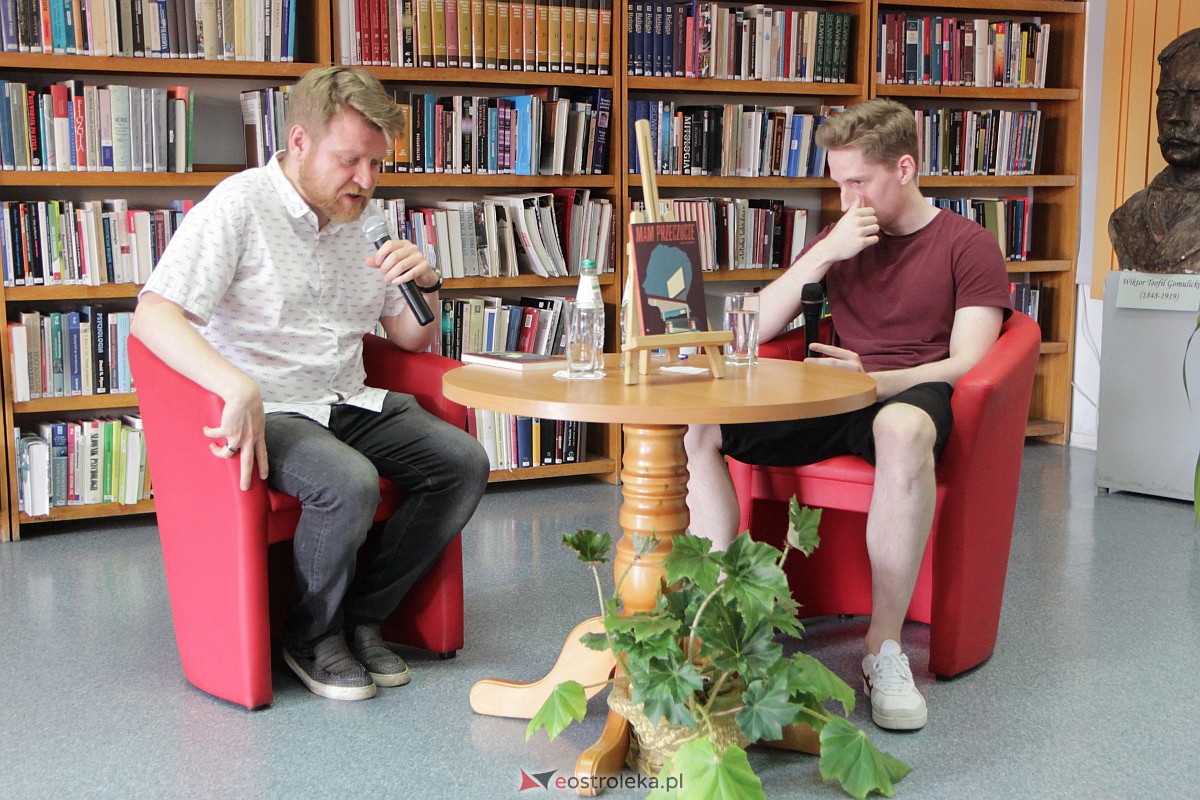 Spotkanie autorskie z Łukaszem Krukowskim w Ostrołęce [23.06.2023] - zdjęcie #13 - eOstroleka.pl
