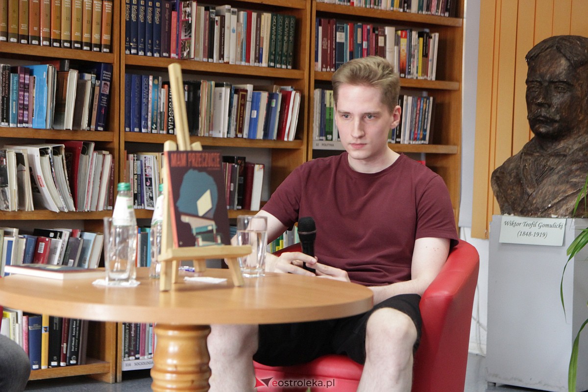 Spotkanie autorskie z Łukaszem Krukowskim w Ostrołęce [23.06.2023] - zdjęcie #12 - eOstroleka.pl