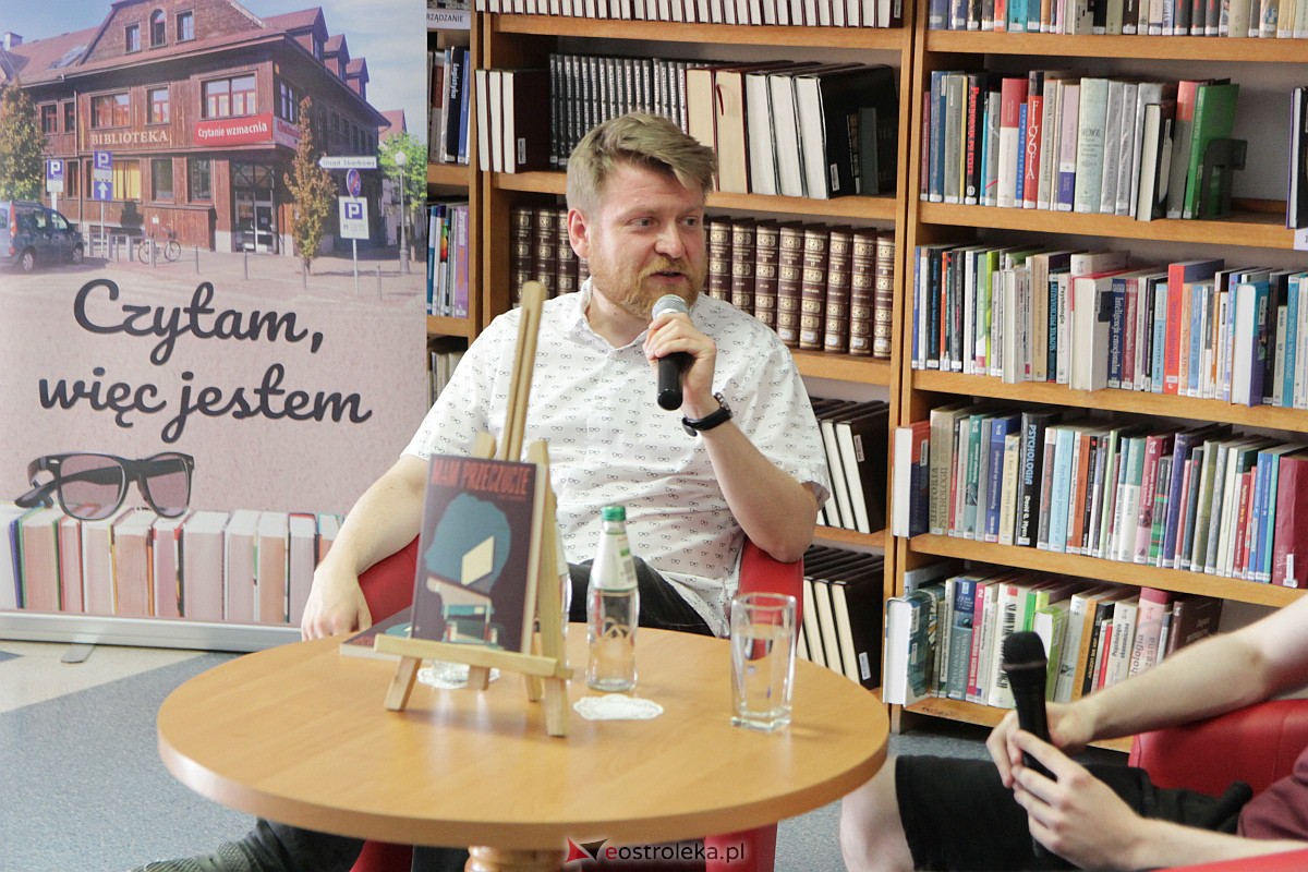 Spotkanie autorskie z Łukaszem Krukowskim w Ostrołęce [23.06.2023] - zdjęcie #11 - eOstroleka.pl