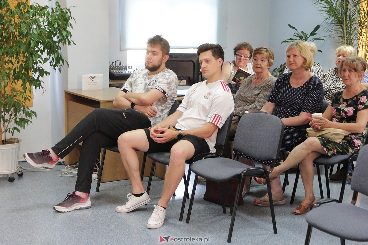 Spotkanie autorskie z Łukaszem Krukowskim w Ostrołęce [23.06.2023] - zdjęcie #8 - eOstroleka.pl