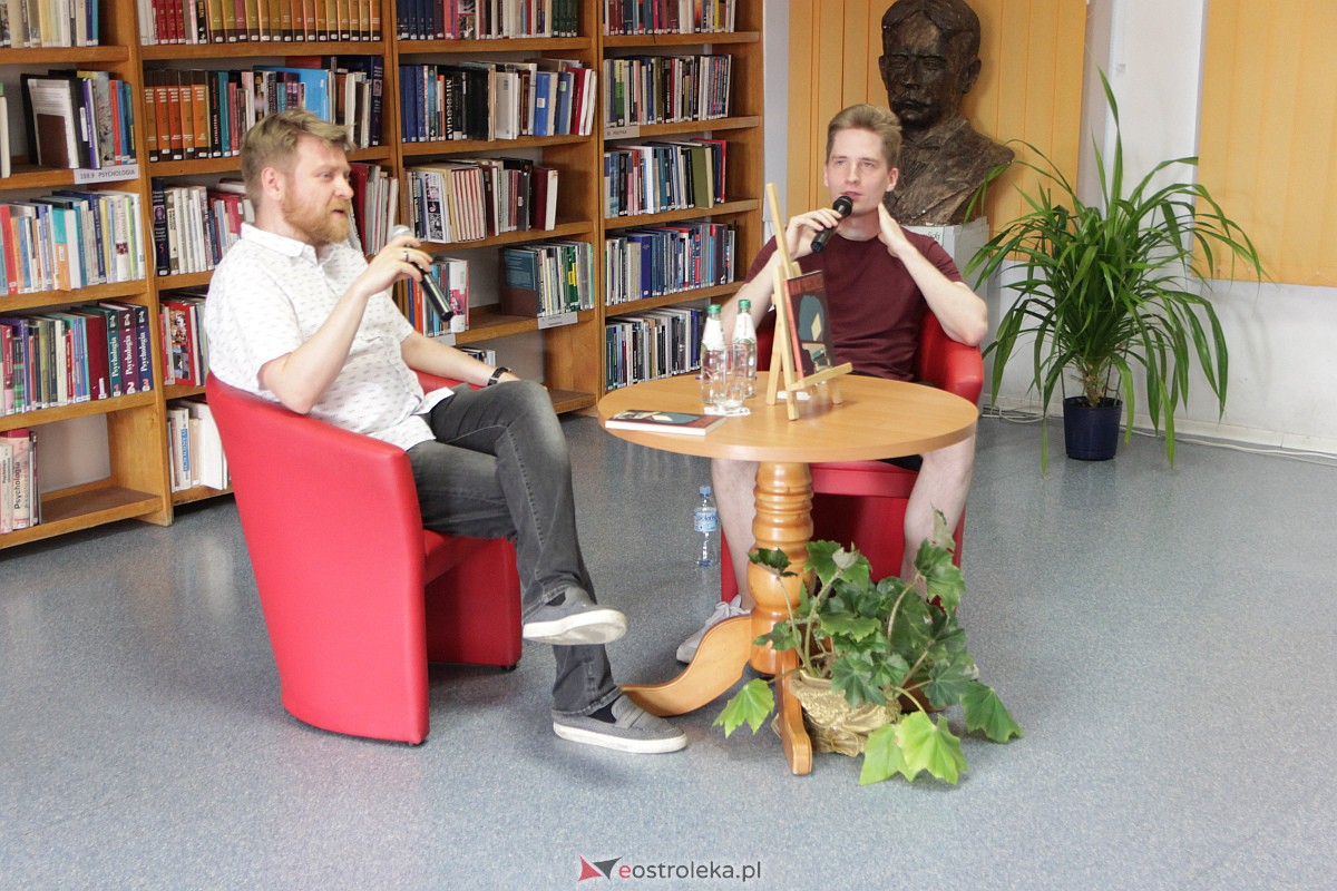 Spotkanie autorskie z Łukaszem Krukowskim w Ostrołęce [23.06.2023] - zdjęcie #3 - eOstroleka.pl