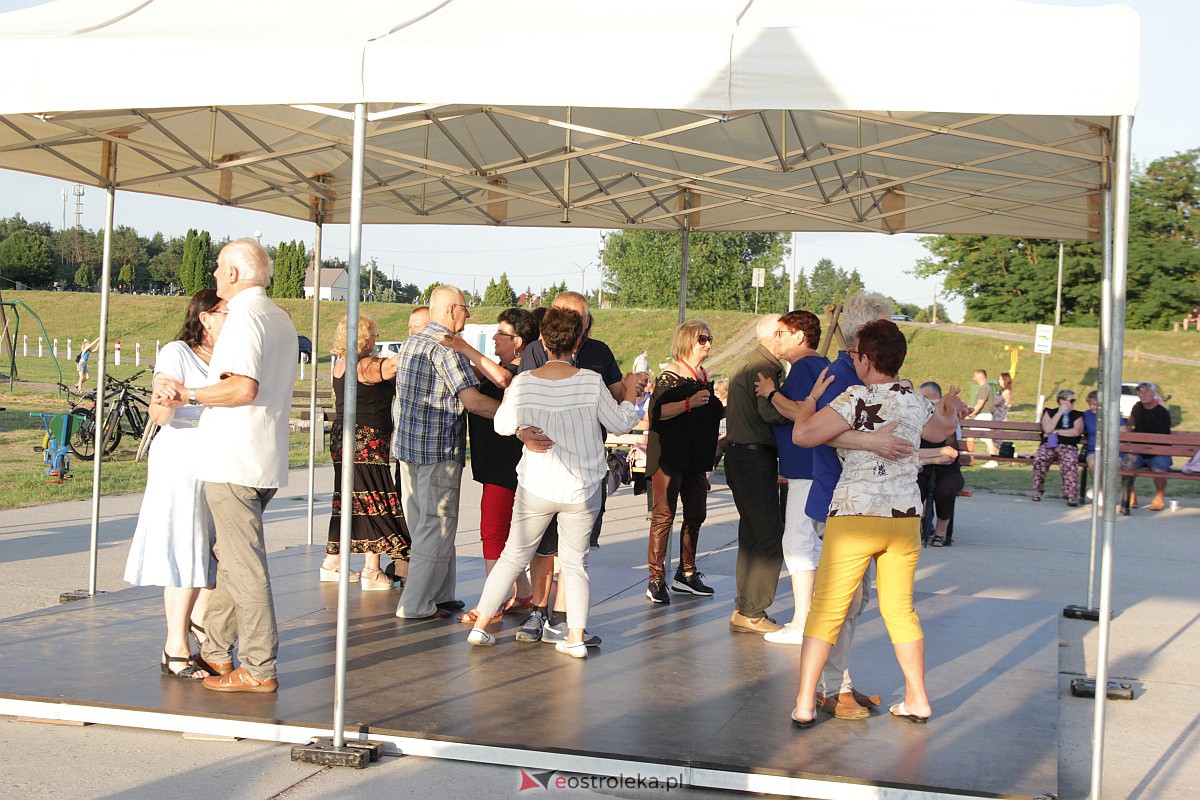 Potańcówka na plaży miejskiej w Ostrołęce [25.06.2023] - zdjęcie #60 - eOstroleka.pl