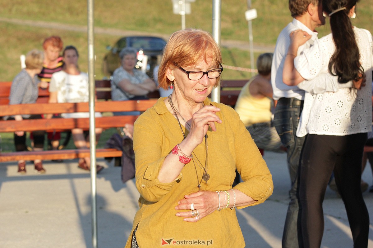 Potańcówka na plaży miejskiej w Ostrołęce [25.06.2023] - zdjęcie #50 - eOstroleka.pl