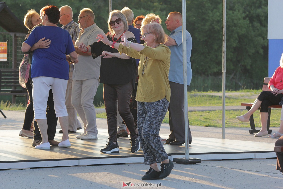 Potańcówka na plaży miejskiej w Ostrołęce [25.06.2023] - zdjęcie #13 - eOstroleka.pl