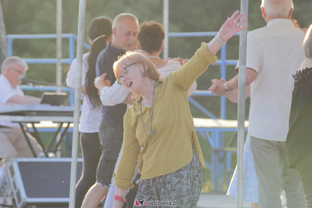Potańcówka na plaży miejskiej w Ostrołęce [25.06.2023] - zdjęcie #11 - eOstroleka.pl