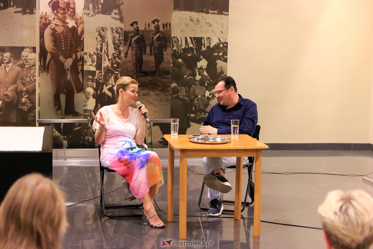 Monika Richardson na Pikniku Literackim w Ostrołęce [25.06.2023] - zdjęcie #6 - eOstroleka.pl