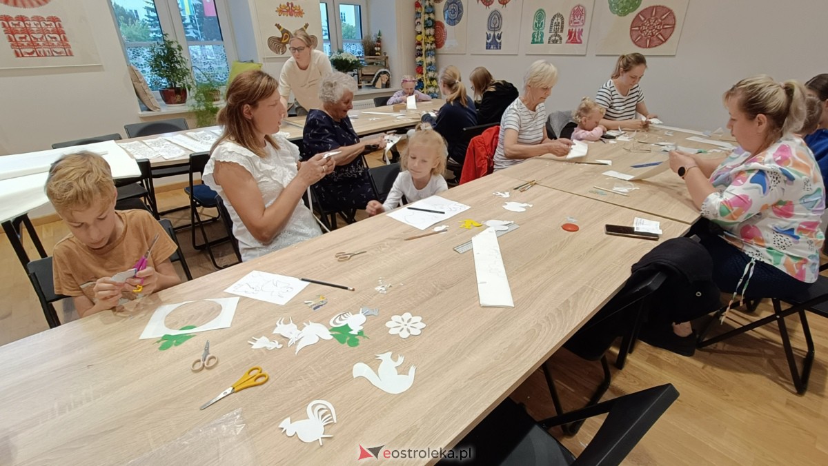 Warsztaty Etnodizajn po kurpiowsku w Muzeum Kultury Kurpiowskiej [02.07.2023] - zdjęcie #1 - eOstroleka.pl