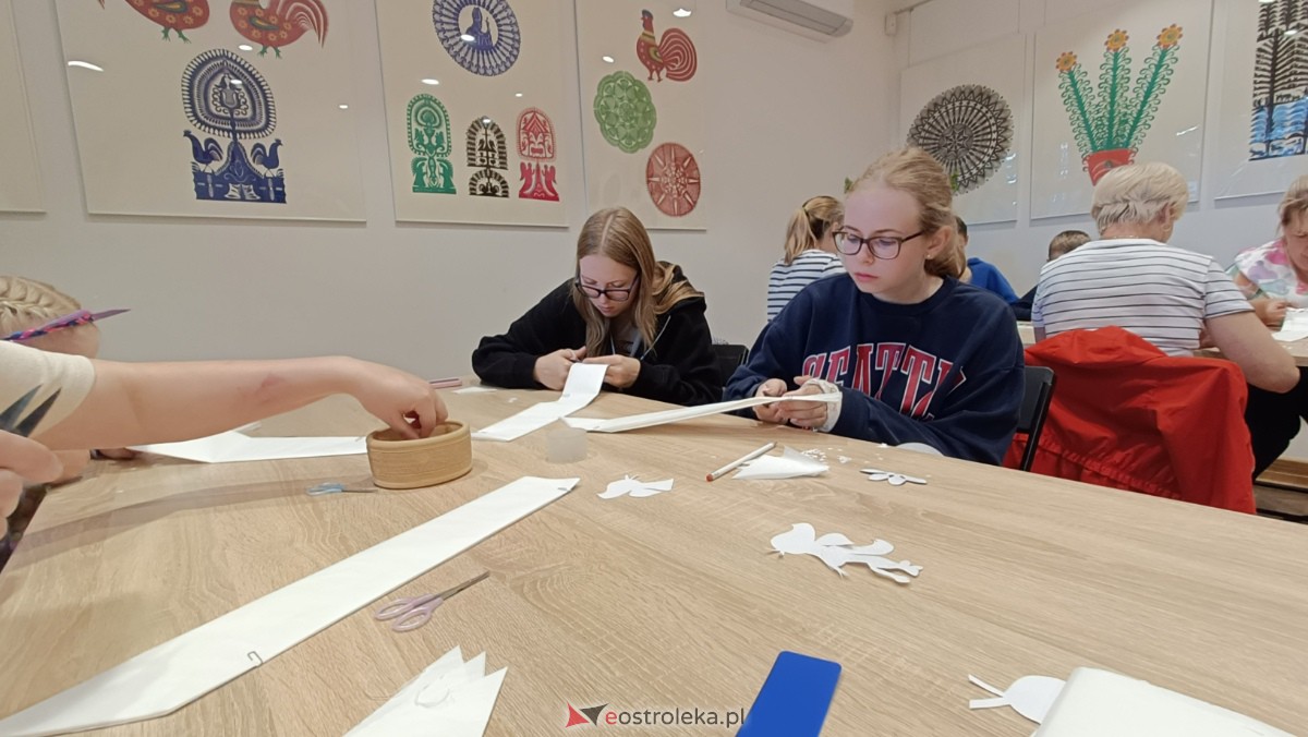 Warsztaty Etnodizajn po kurpiowsku w Muzeum Kultury Kurpiowskiej [02.07.2023] - zdjęcie #5 - eOstroleka.pl