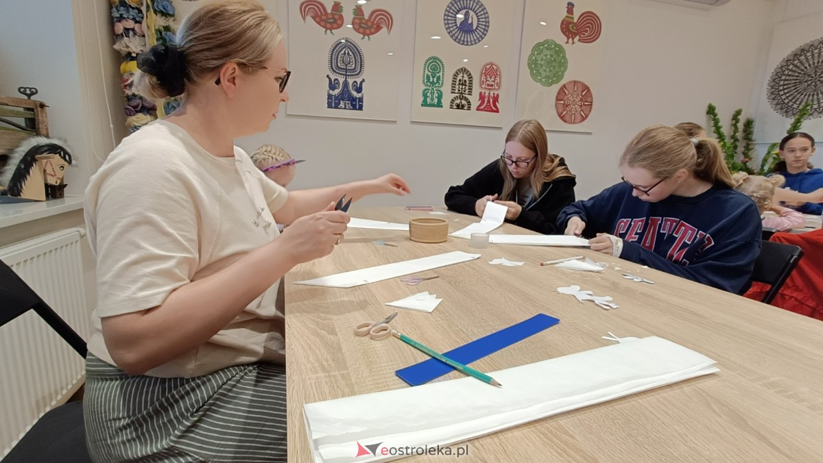 Warsztaty Etnodizajn po kurpiowsku w Muzeum Kultury Kurpiowskiej [02.07.2023] - zdjęcie #3 - eOstroleka.pl